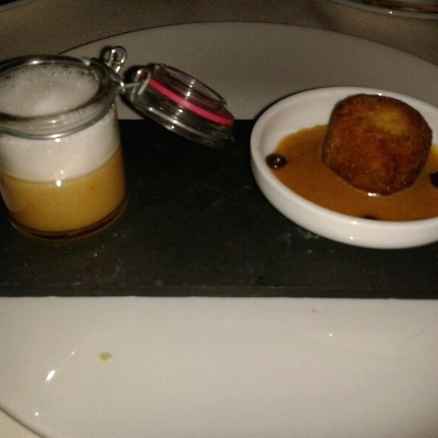 Mousse de garbanzos y buñuelos de platano y queso en sirope de morcilla