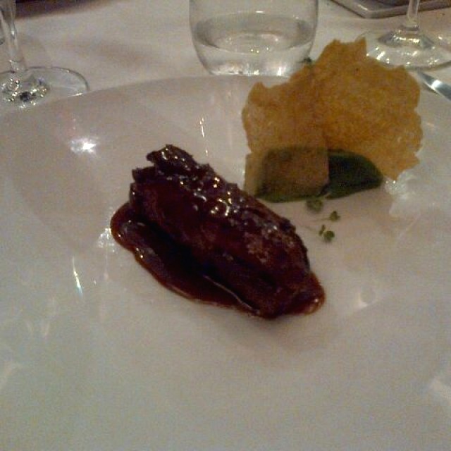 Ossobuco de cordero con pure de arbejas y chip de cachapa