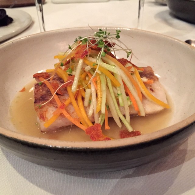 Carite en caldo corto de celery con tagliatelle de vegetales