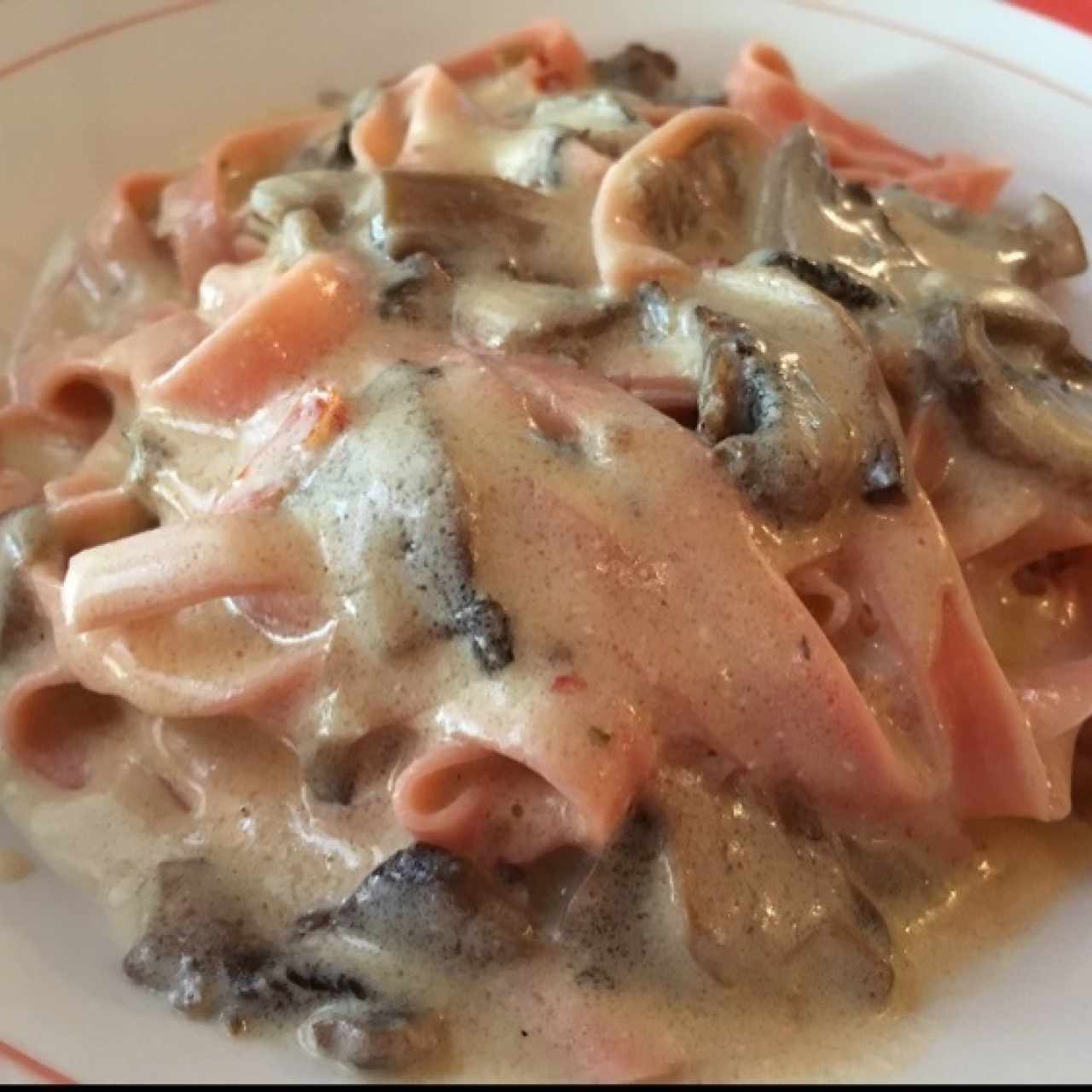 Fetuccini con champiñones y tomate seco en crema de queso de cabra