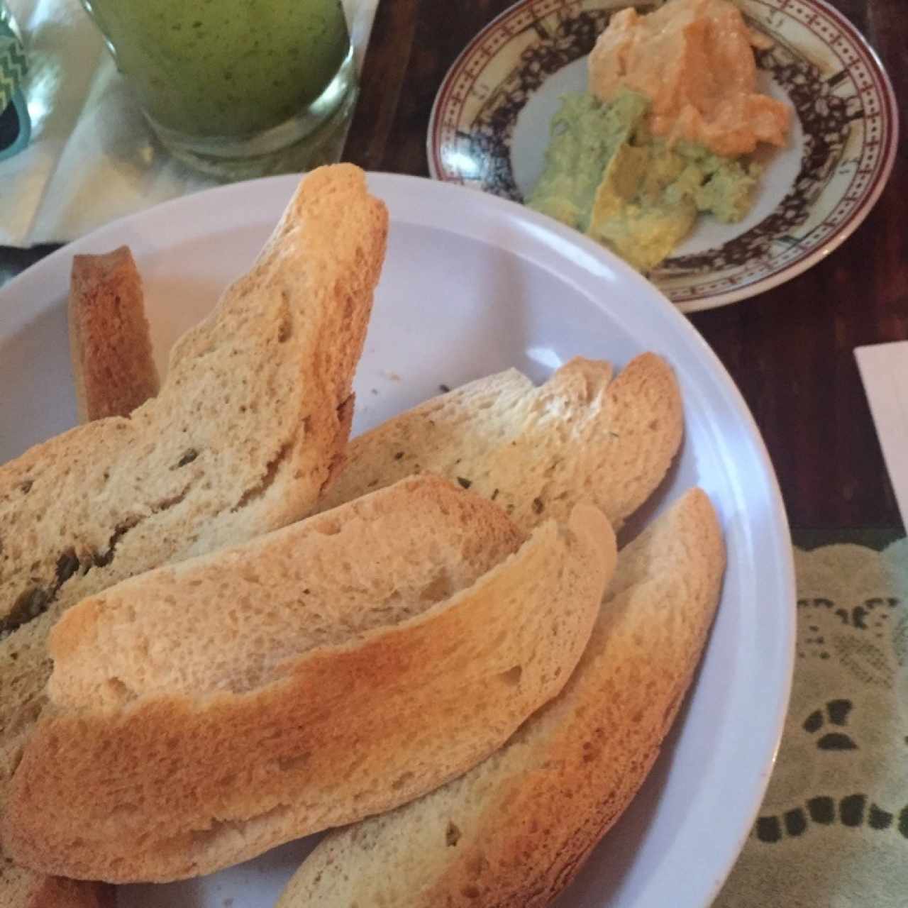 tostadas por la casa con crema de pimenton y perejil 