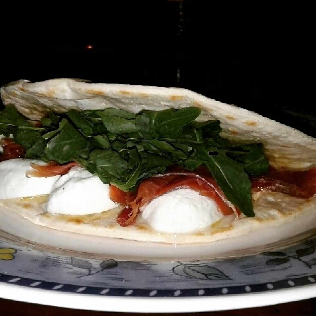 piadina de prosciutto, bococini y rugula. con un toque de aceite de oliva, parte del exquisito Brunch de los Sábados y domingos. 