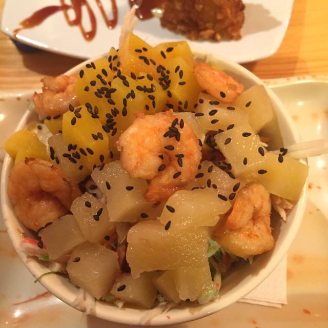 Ensalada Neptuno (con trozos de piña y melocotones en almibar)