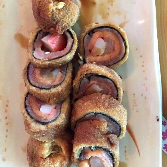 El Sushi 3er Motor me lo sirvieron sin el aderezo que siempre lleva, y de paso con una pequeña mascota. Si te fijas bien la vas a conseguir en la foto. Restaurante Maiquetia. 
