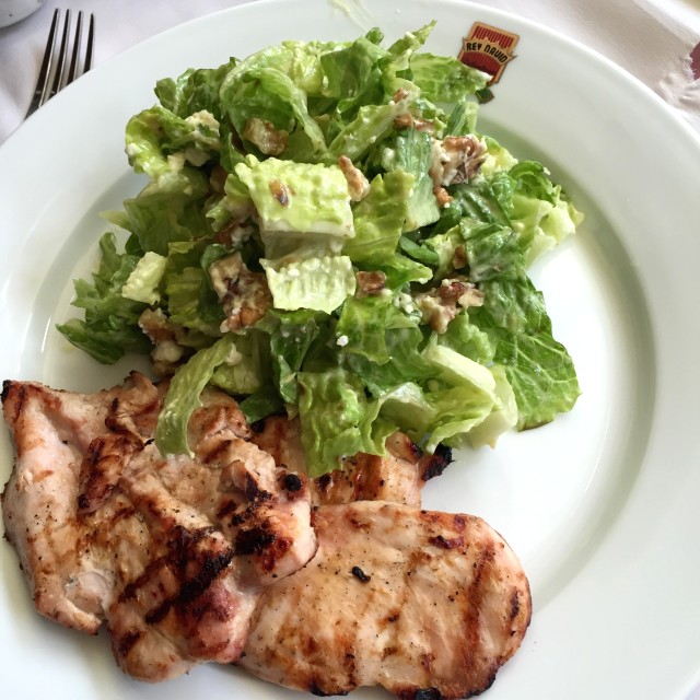 Pollo al grill con lechugas mixtas en salsa de parchita y nueces