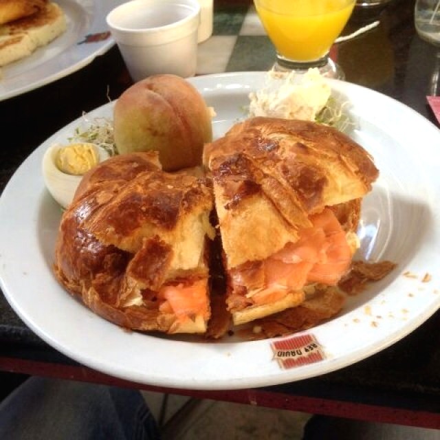 Croissant de salmón con jugo de naranja natural
