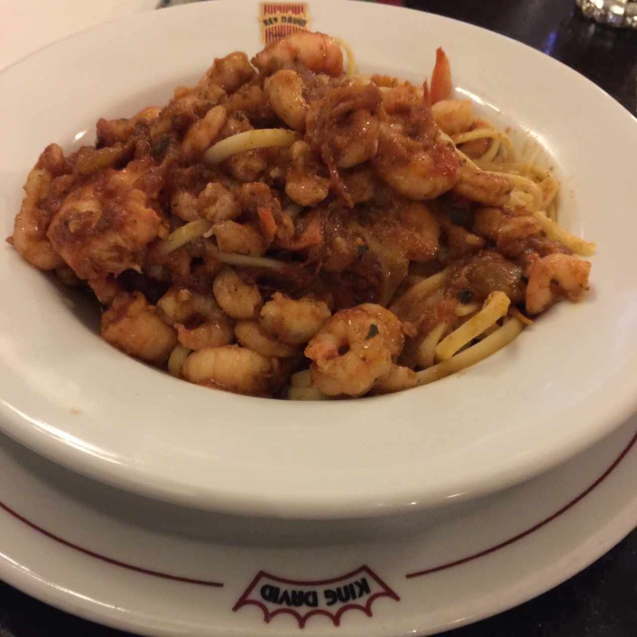Pasta linguini con camarones y albahaca