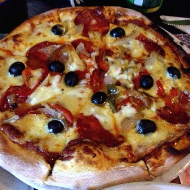 Pizza de chorizo español aceitunas y pimentón