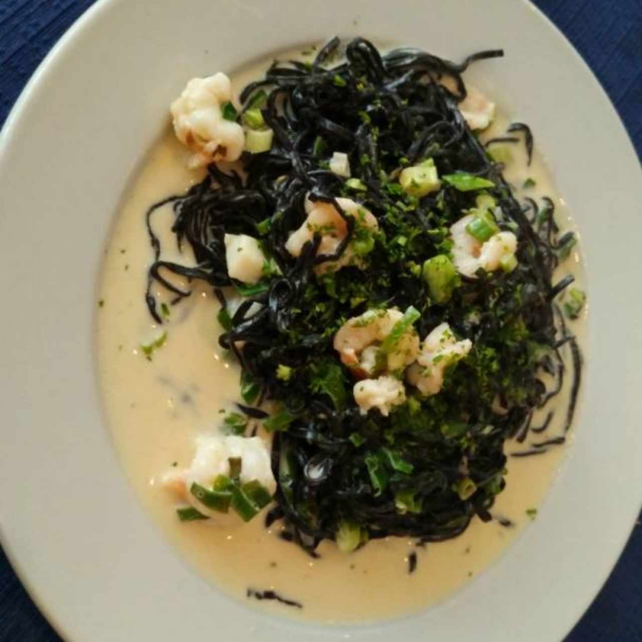 Linguini nero en salsa de camarones