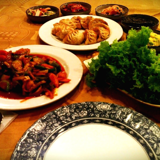 Platos degustación y parrilla de cerdo picante + empanaditas