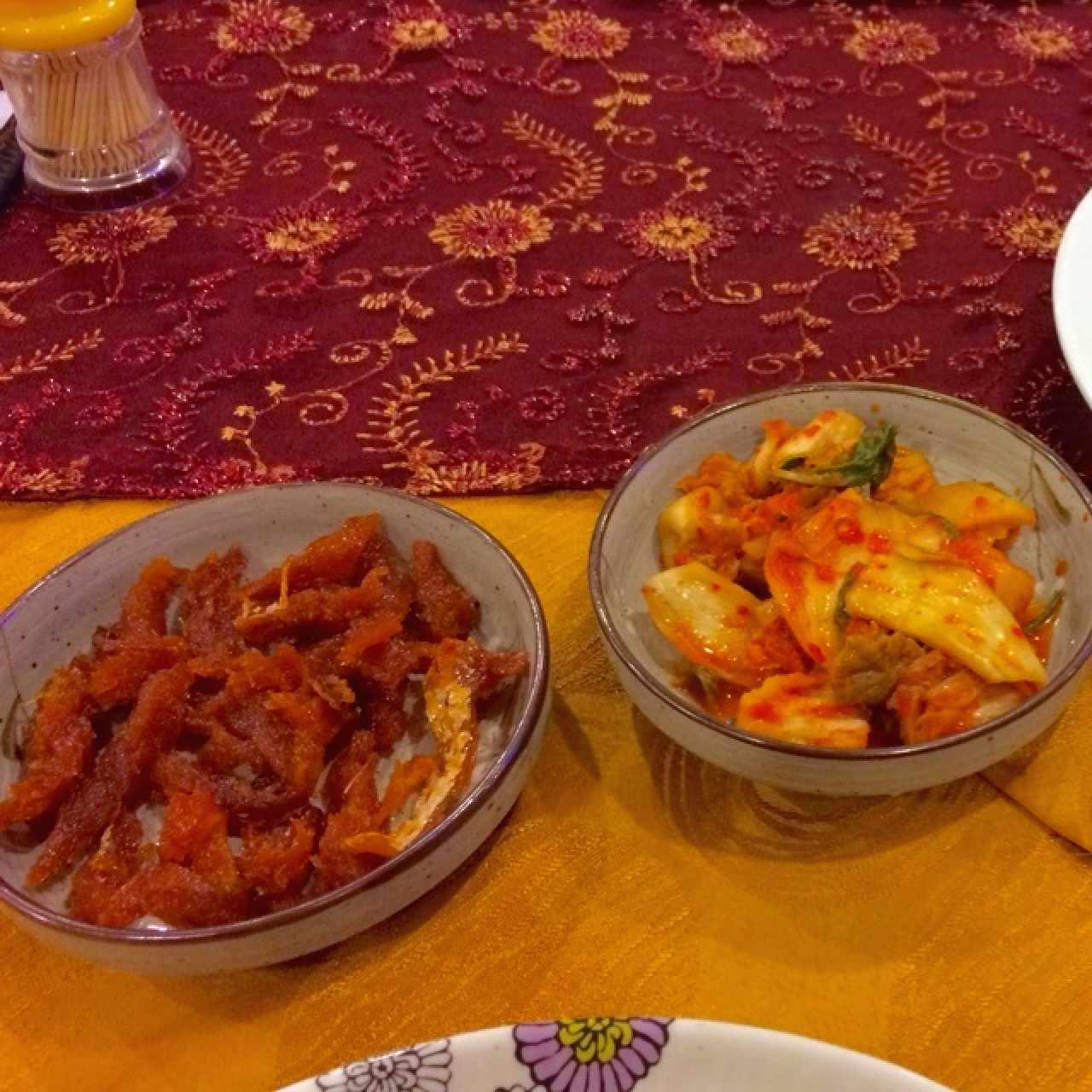 Platos de acompañamiento. Kimchi y anchoas caramelizadas. Muy rico!