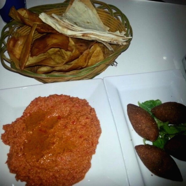 Crema de pimenton con kibbe frito