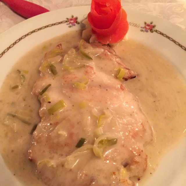 Pargo con crema de ajoporro y champaña
