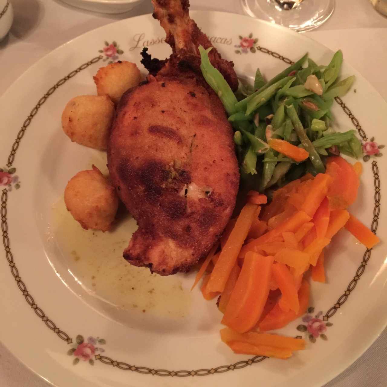 pollo a la kiev con vainitas, zanahorias y papitas
