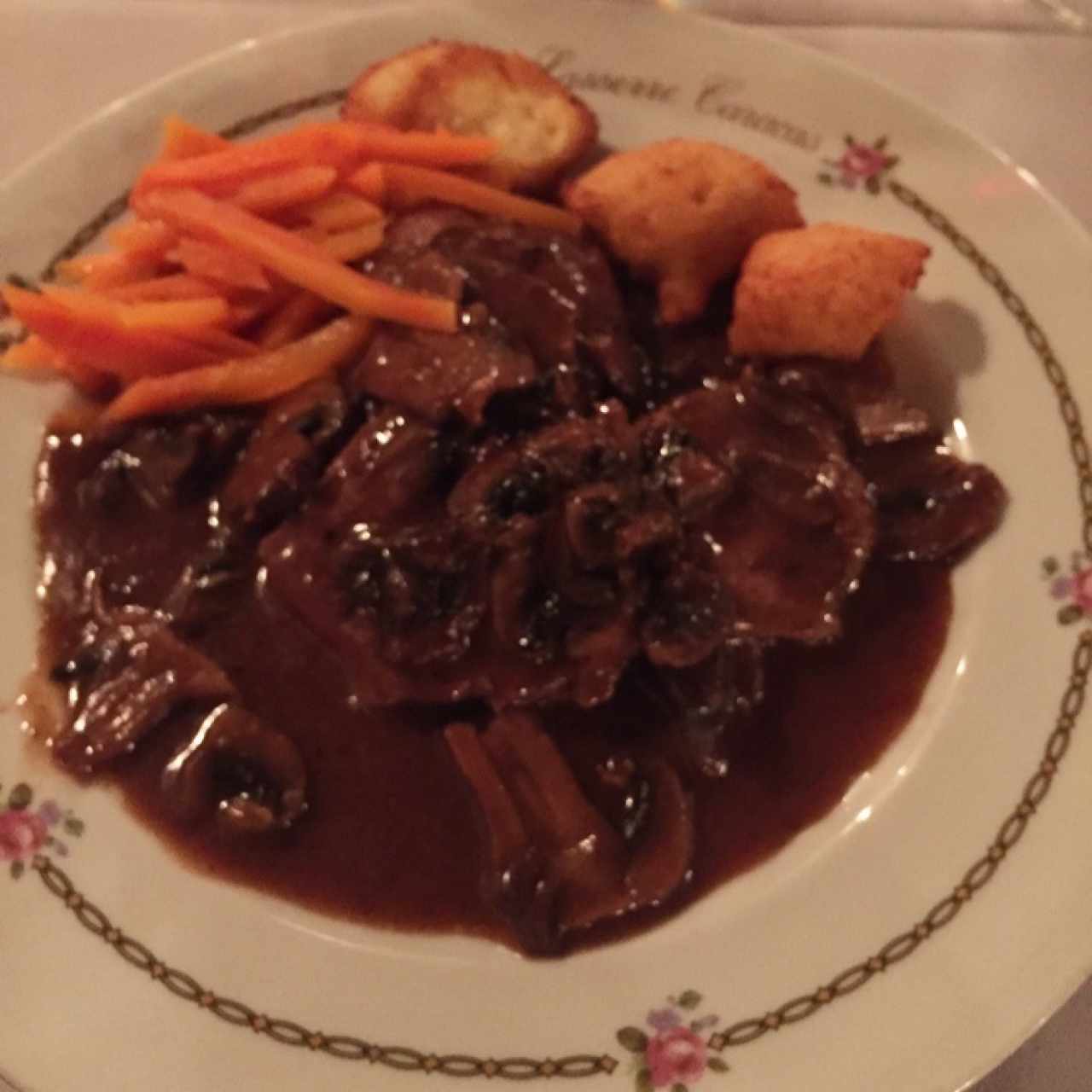 Medallones de Venado con zanahorias y papitas