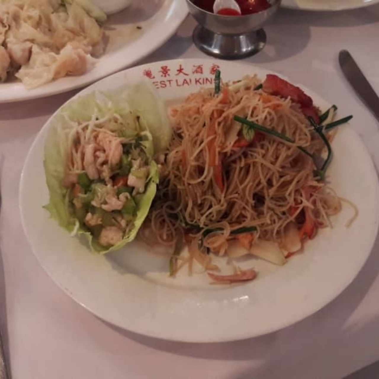 Lechugas rellenas de pollo y Fideos a la Cantonesa