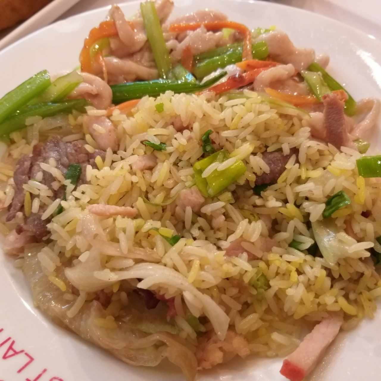 Arroz frito con tiras de pollo con vegetales
