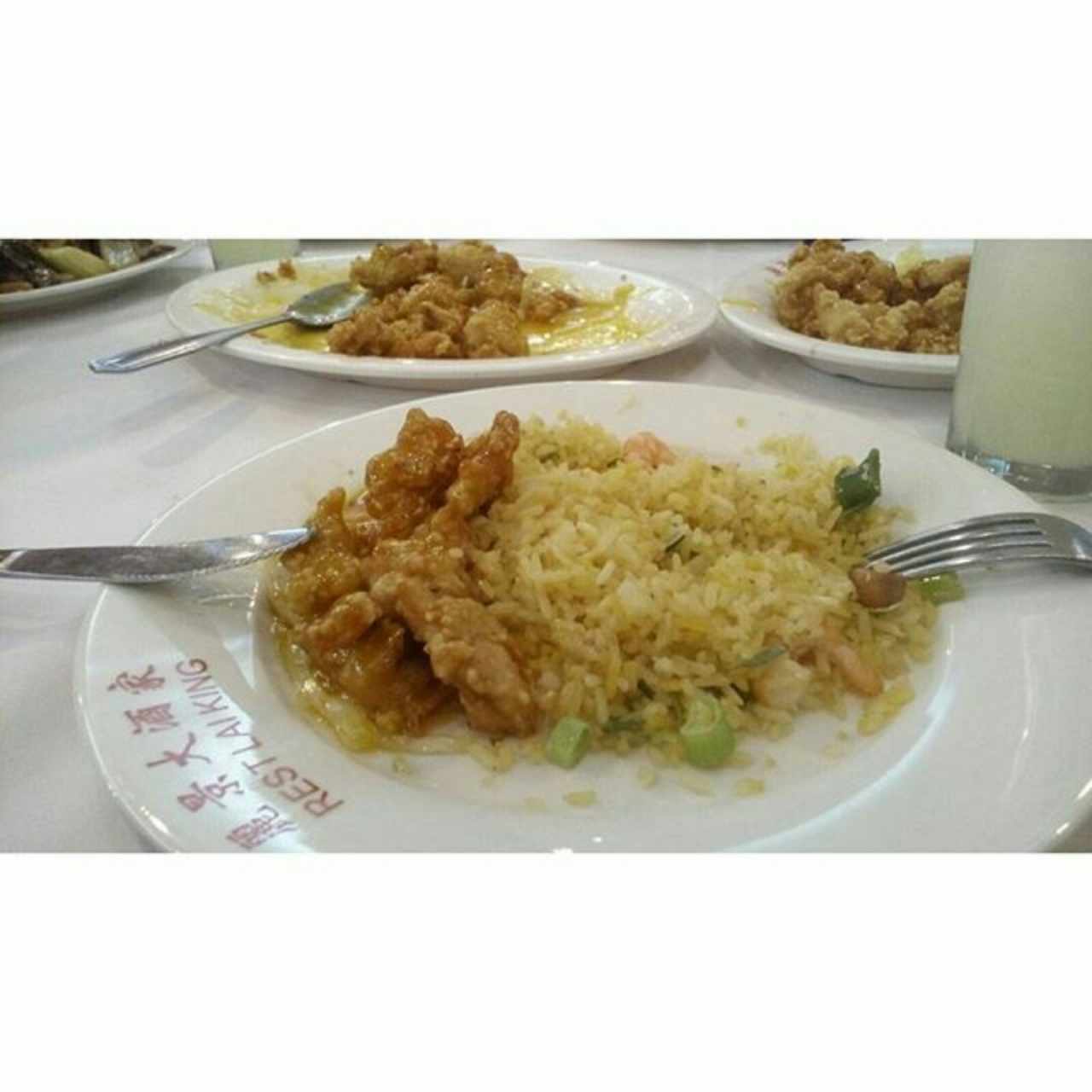 arroz frito y pollo ajonjolí