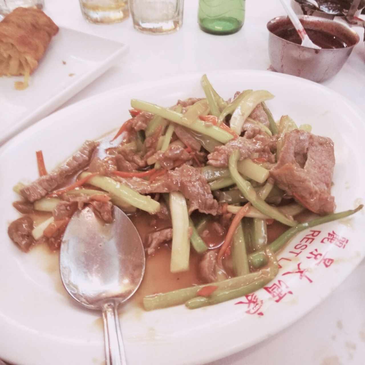 Carne en "plato caliente" servida en plato frío