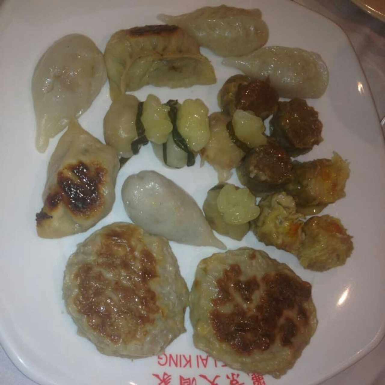 Tim Sum surtido (internacionalmente Dim Sum), se enredar on muchísimo explicando su contenido antes y ya servido también, lo dijeron mal, pero al final fue ensayo y error, no se si recomendarlo, muy variable de uno a otro