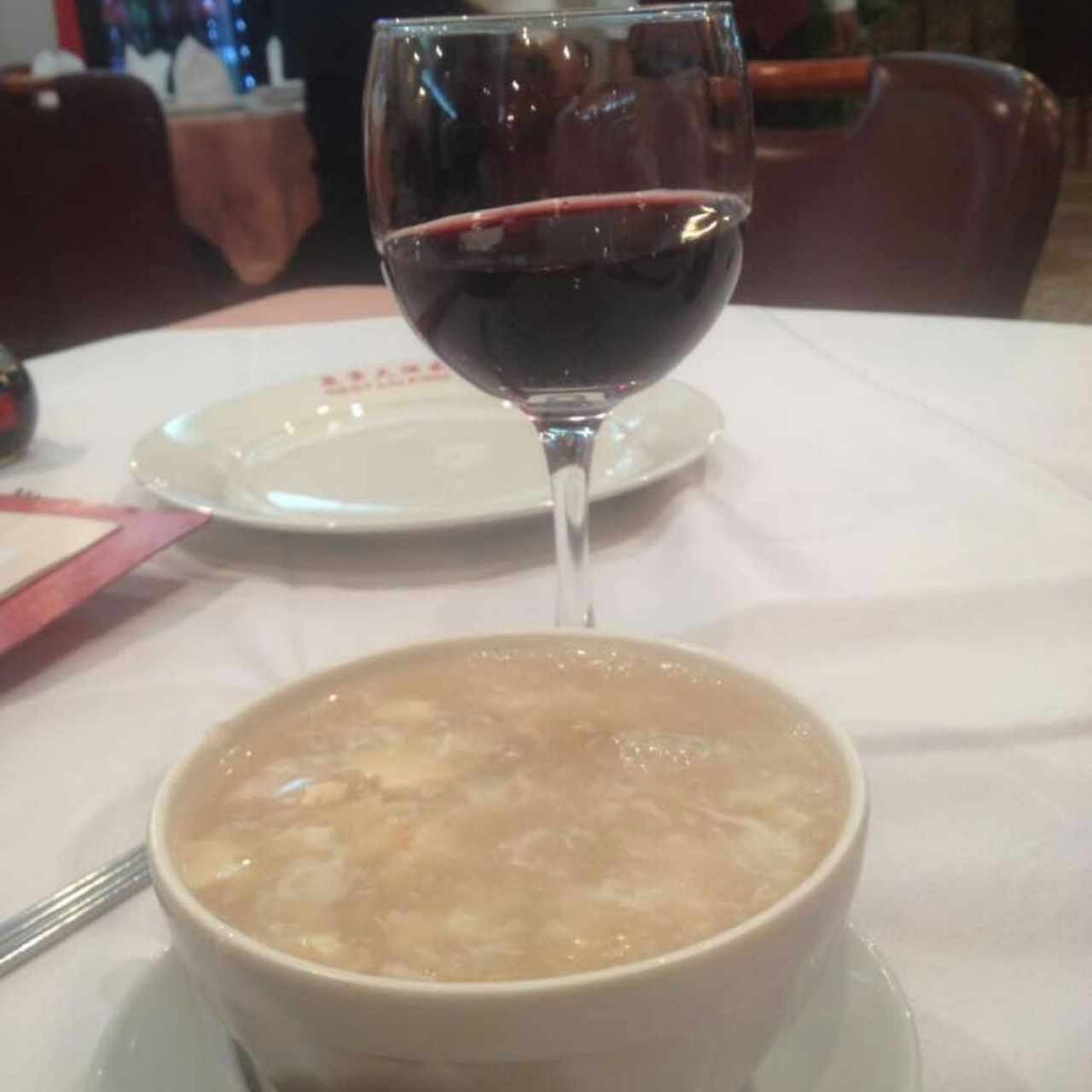 Sopa de Cuajada de Soya y Mariscos, feo aspecto, pero Sabrosa, no sabia tanto a Mariscos, vino Tinto normal, pero los vinos aún tienen buenos precios aqui