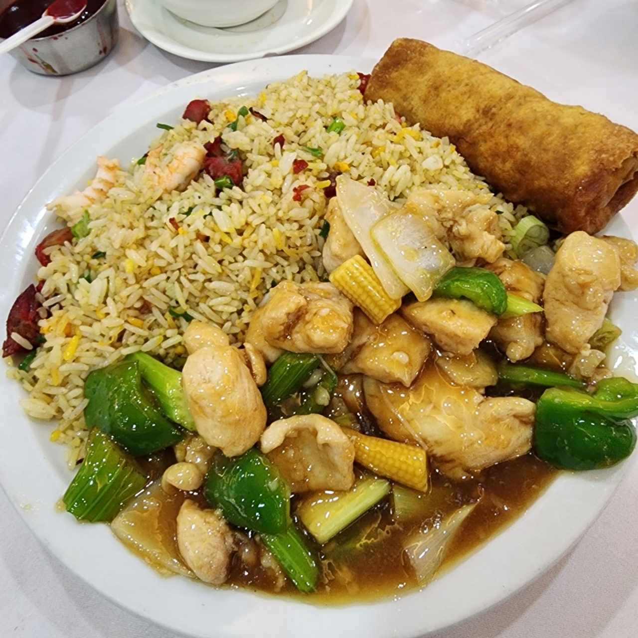 Menú ejecutivo B: arroz especial + pollo con mini mazorcas + lumpia 