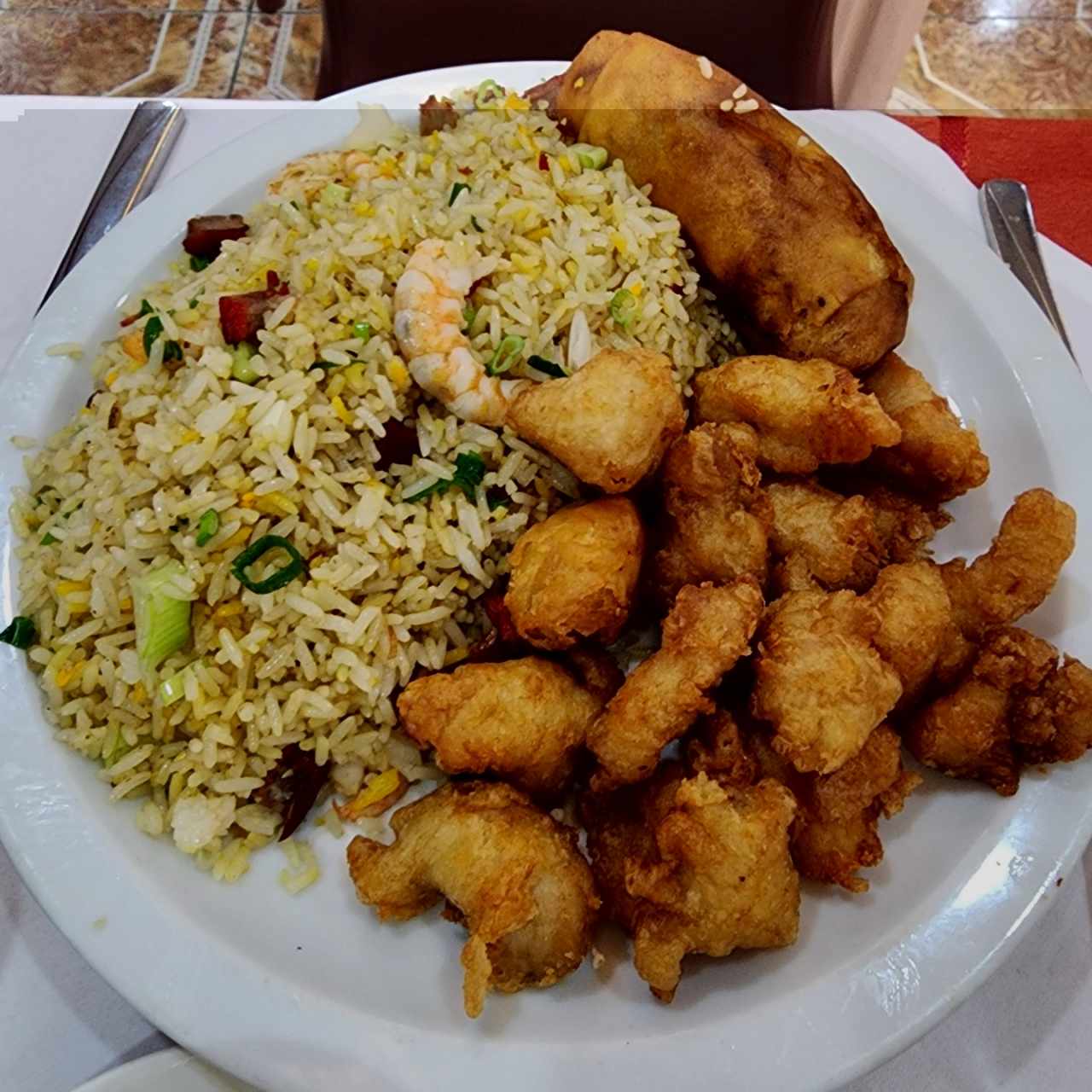 Menú ejecutivo C: arroz especial + pollo con miel y ajonjolí + lumpia 