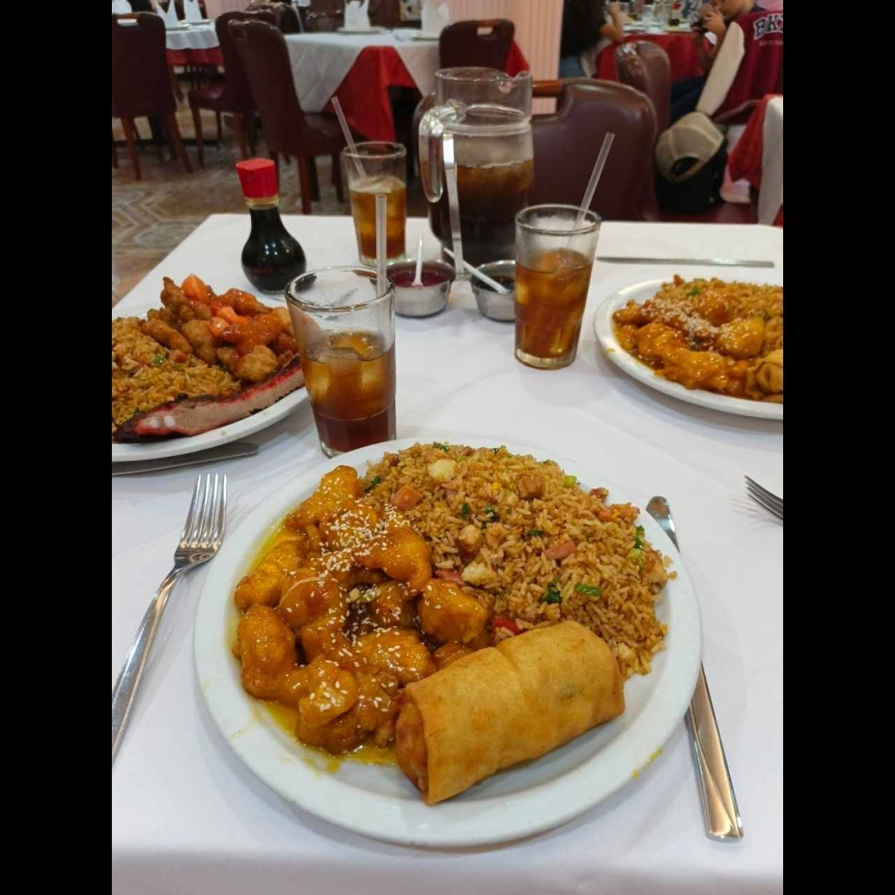 Pollo con miel, arroz, lumpia y té 