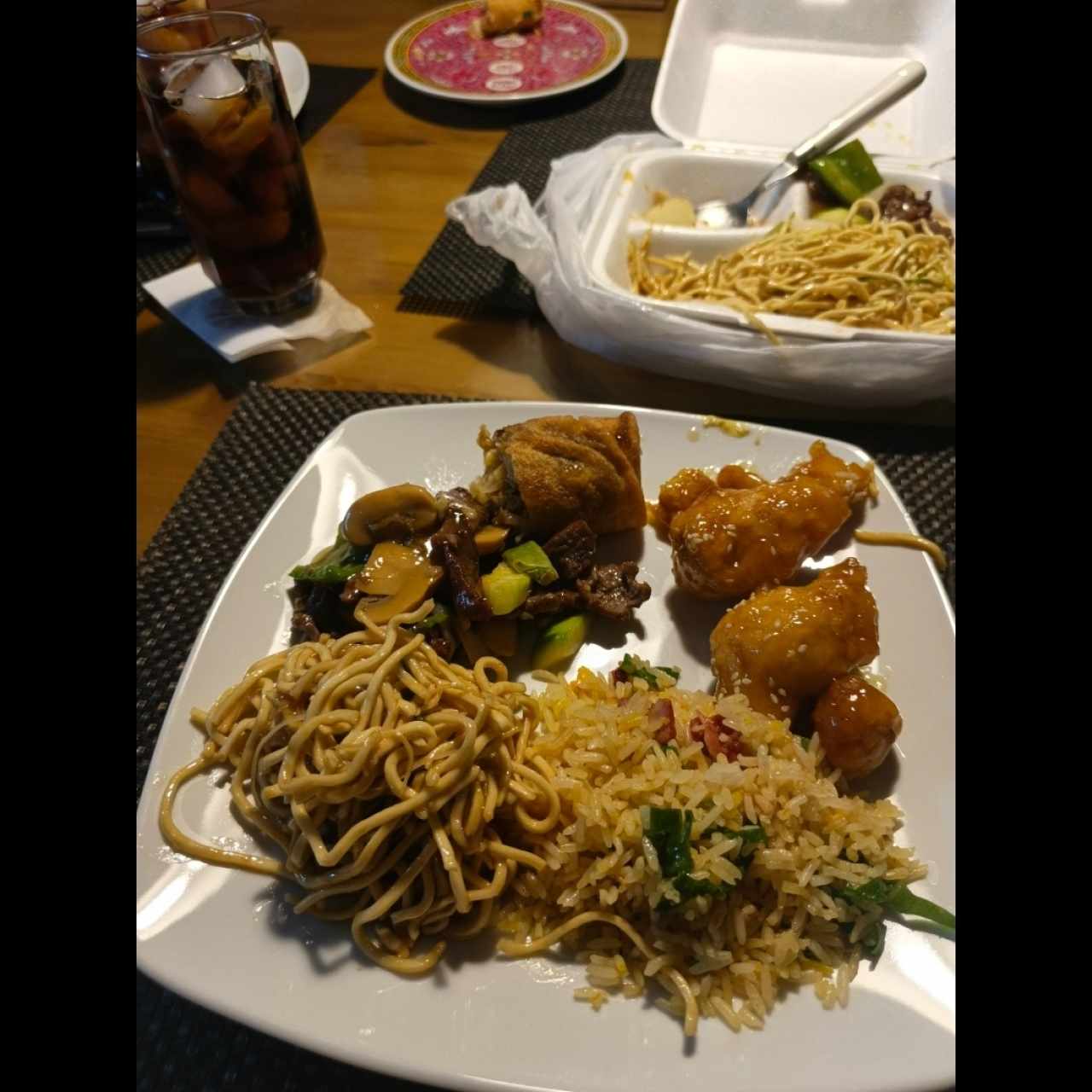 Lo mein, arroz tipo buda, pollo a la miel, lomito salteado