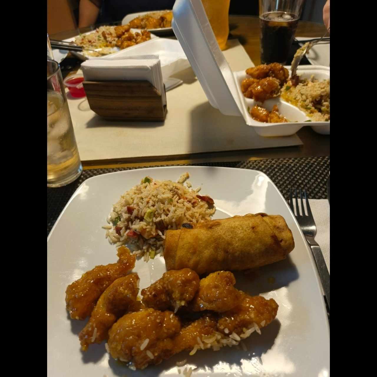 Pollo con miel, arroz buda y lumpia 