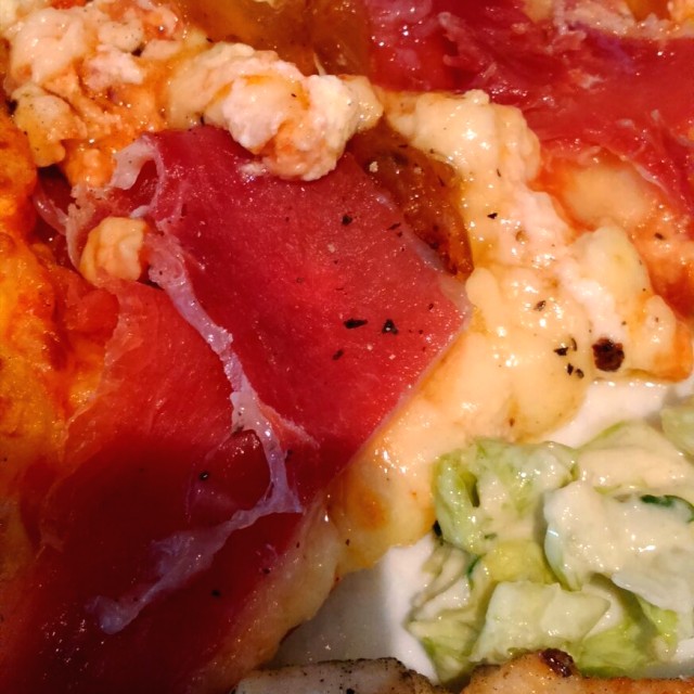 Pizza jamón serrano y queso de  cabra 