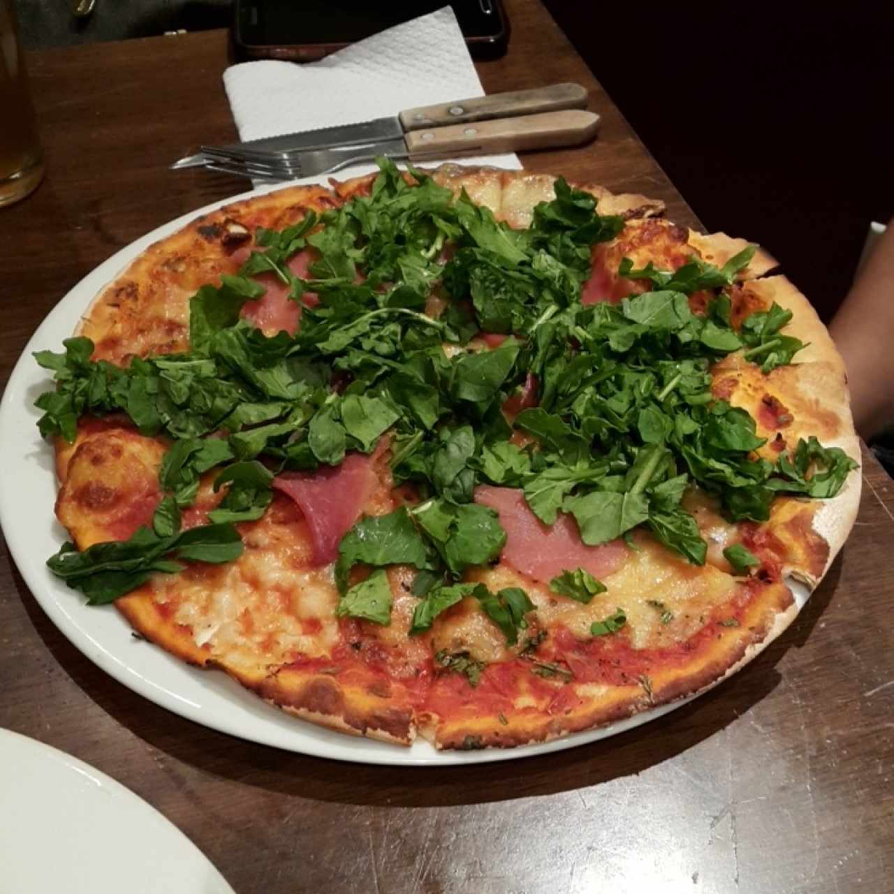 Pizza jamón serrano y rugula