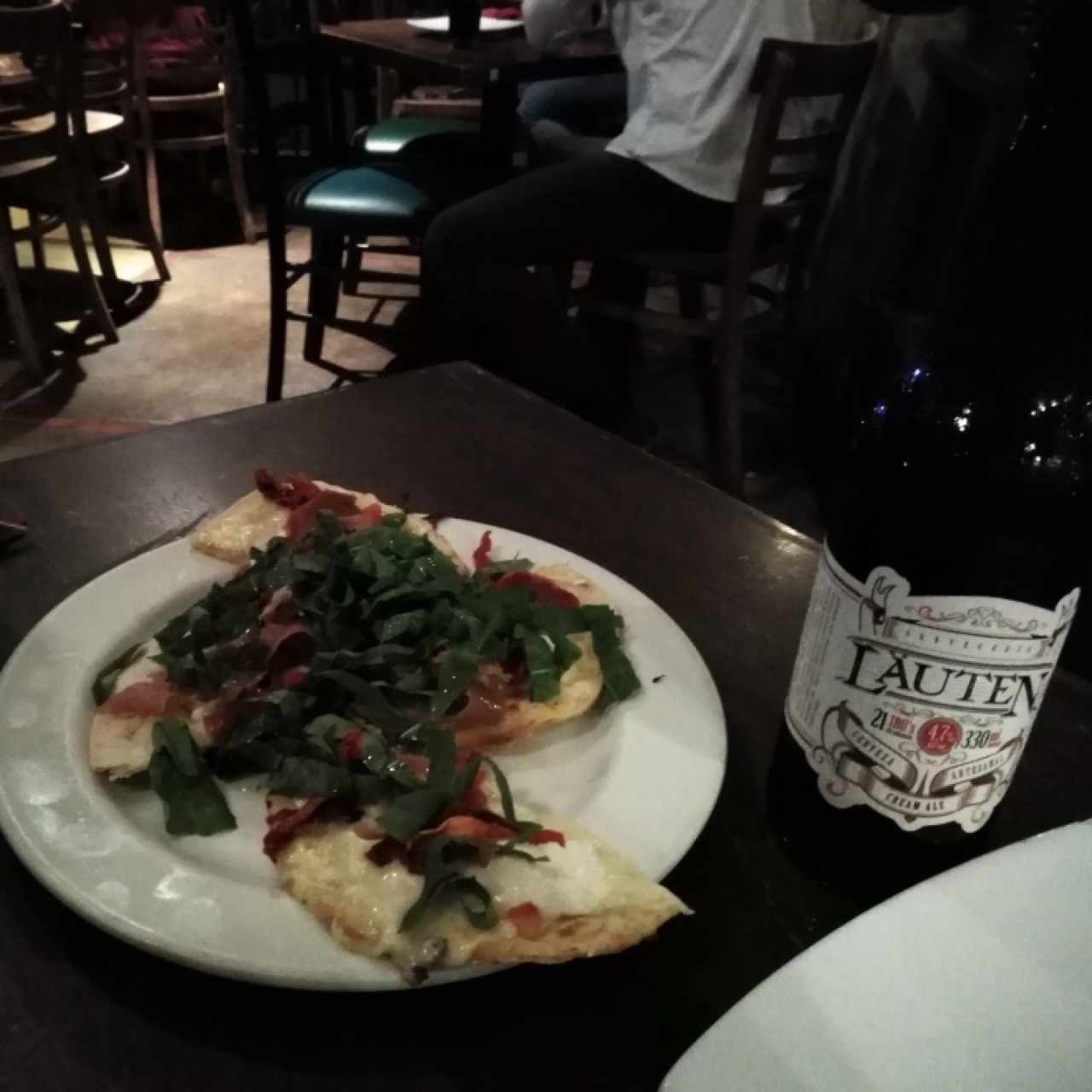 Brusquetta de jamón serrano, queso de cabra y rugula