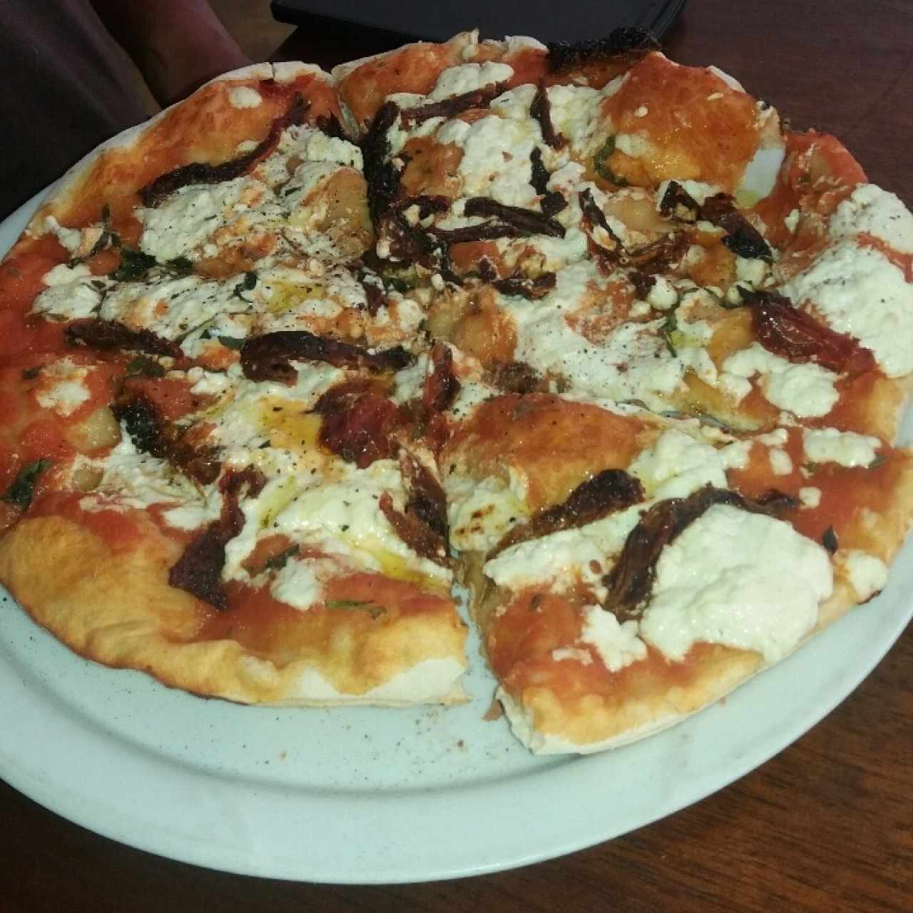 Pizza quedó de cabra y tomates secos 