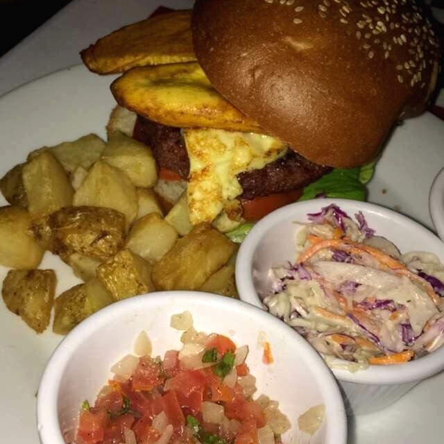 Banquito con papas bravas