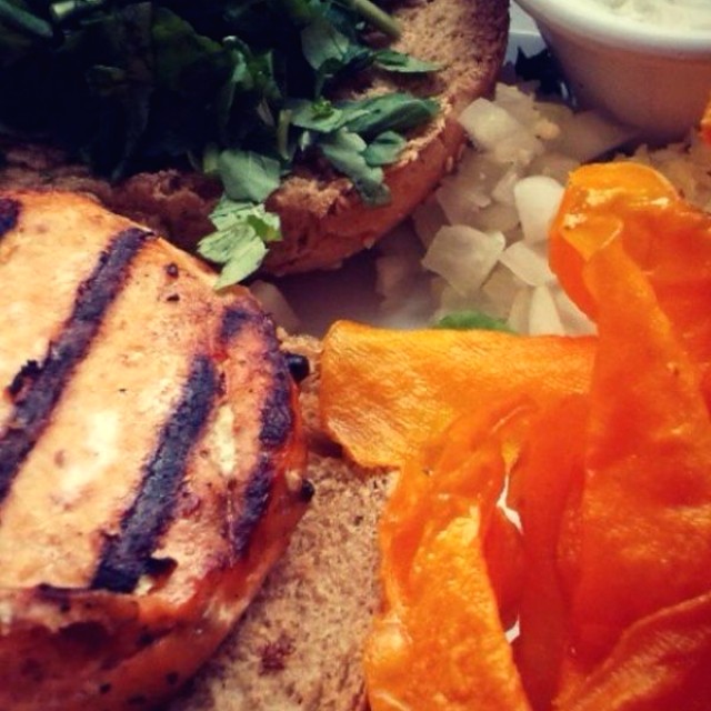 Hamburguesa de Salmón acompañada de batatas y salsa tártara. 
