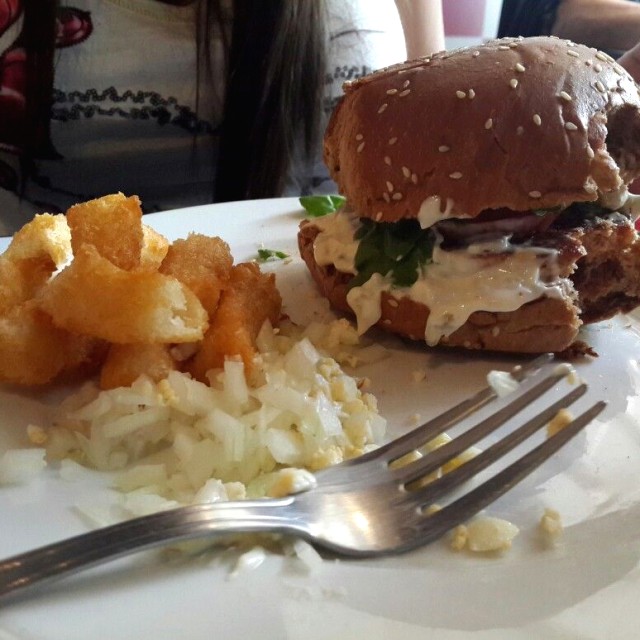 Hamburguesa lagunazo con salsa tártara