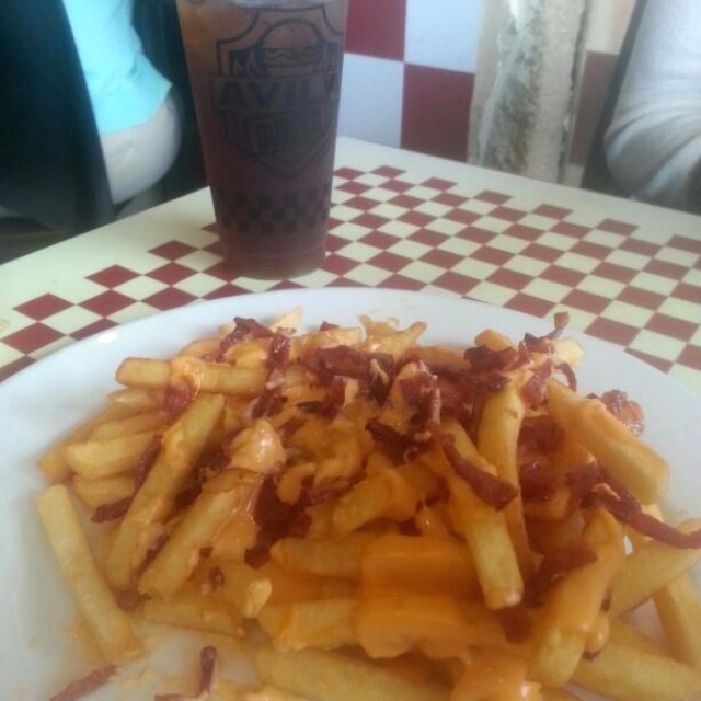 Papas fritas con queso fundido y tocineta