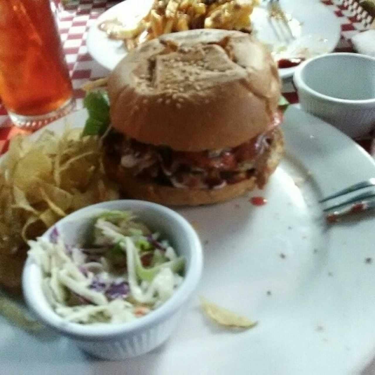 hamburguesa especial ( cebolla caramelizada , tocineta x2 , queso cheddar)