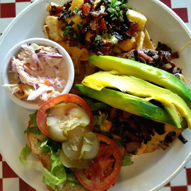 Special Burger de queso americano, tocineta,  champiñones y aguacate 