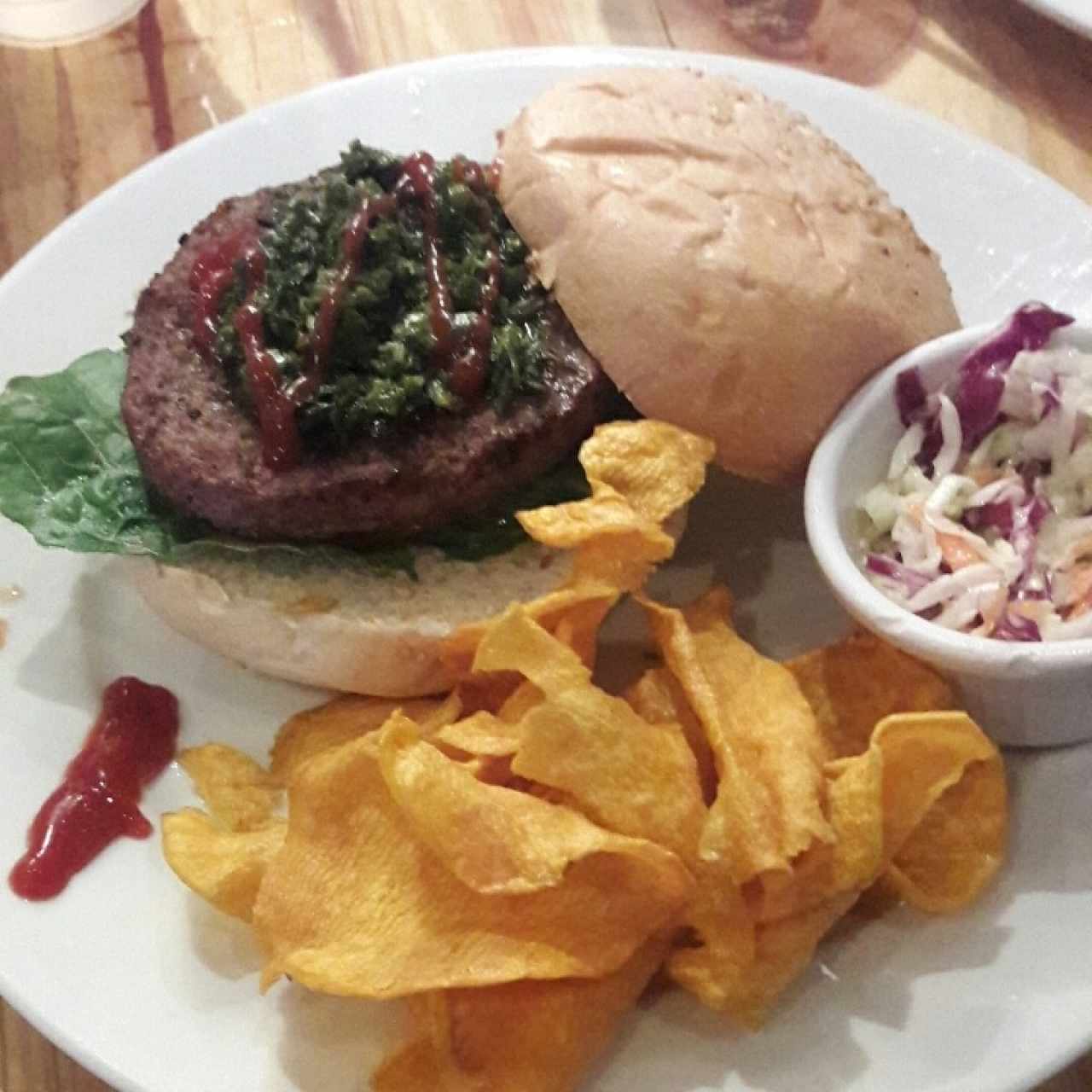 hamburguesa con chimichurri y chips de batata (promo 2x1) vale la pena, son dos hamburguesas completas por el precio de una 👌  