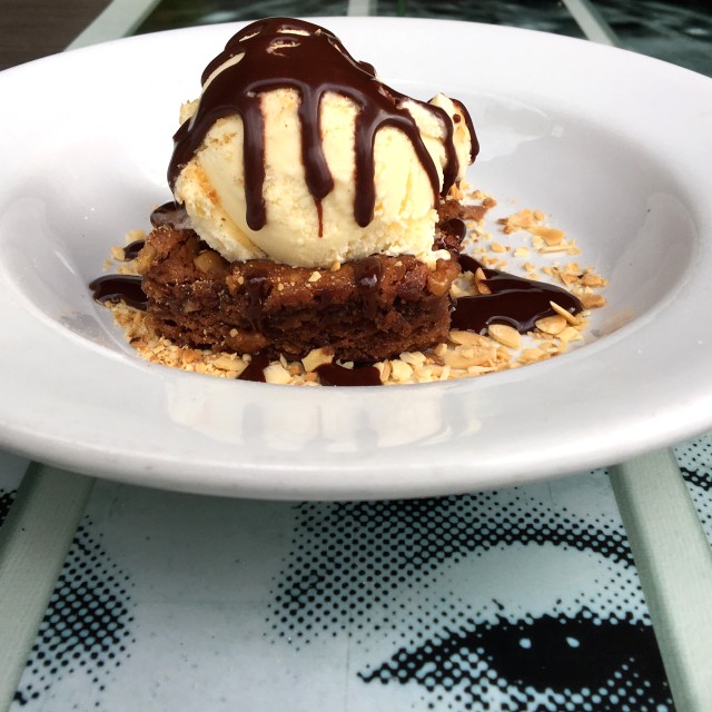 Brownie con helado