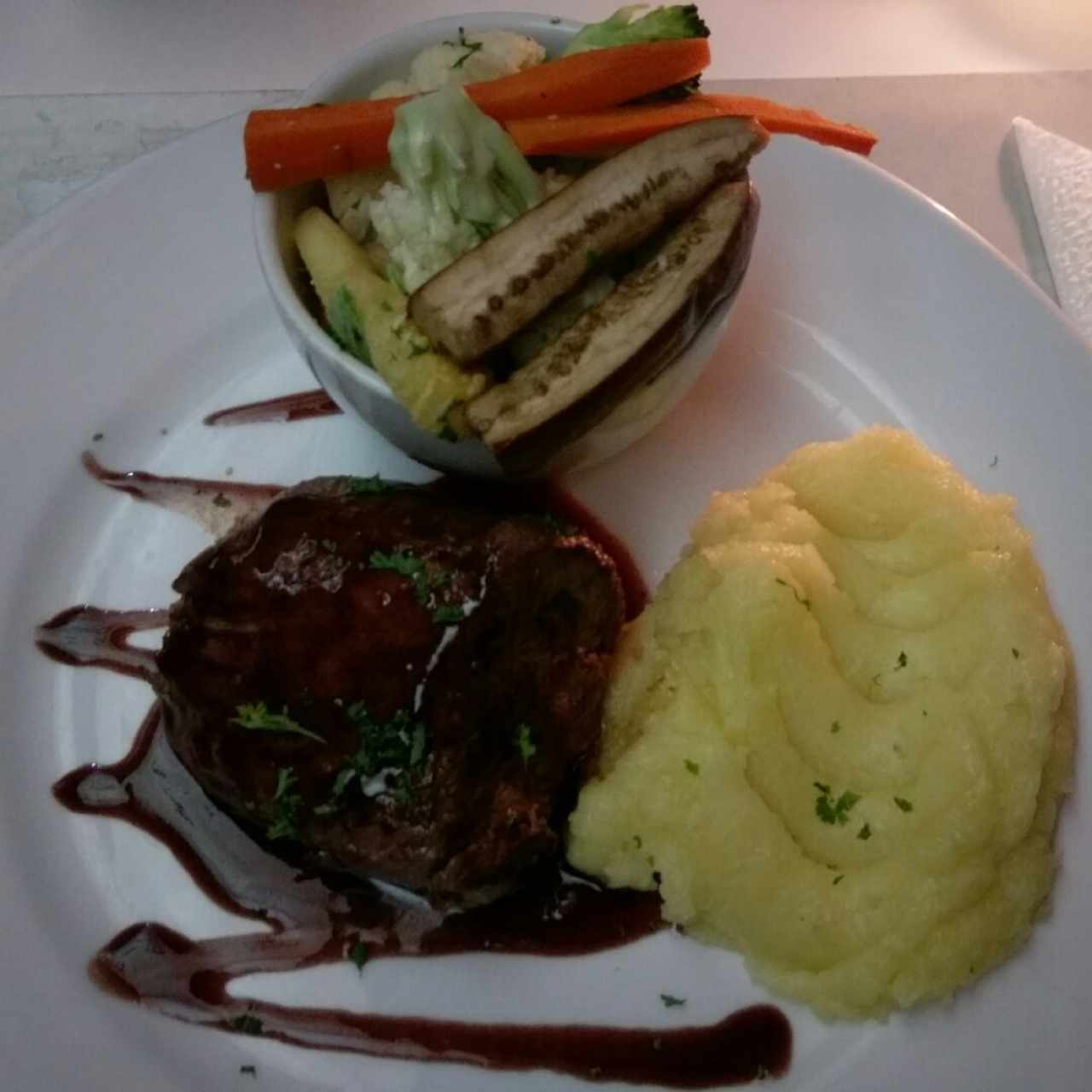 Lomito del Chef con Puré y Vegetales salteados