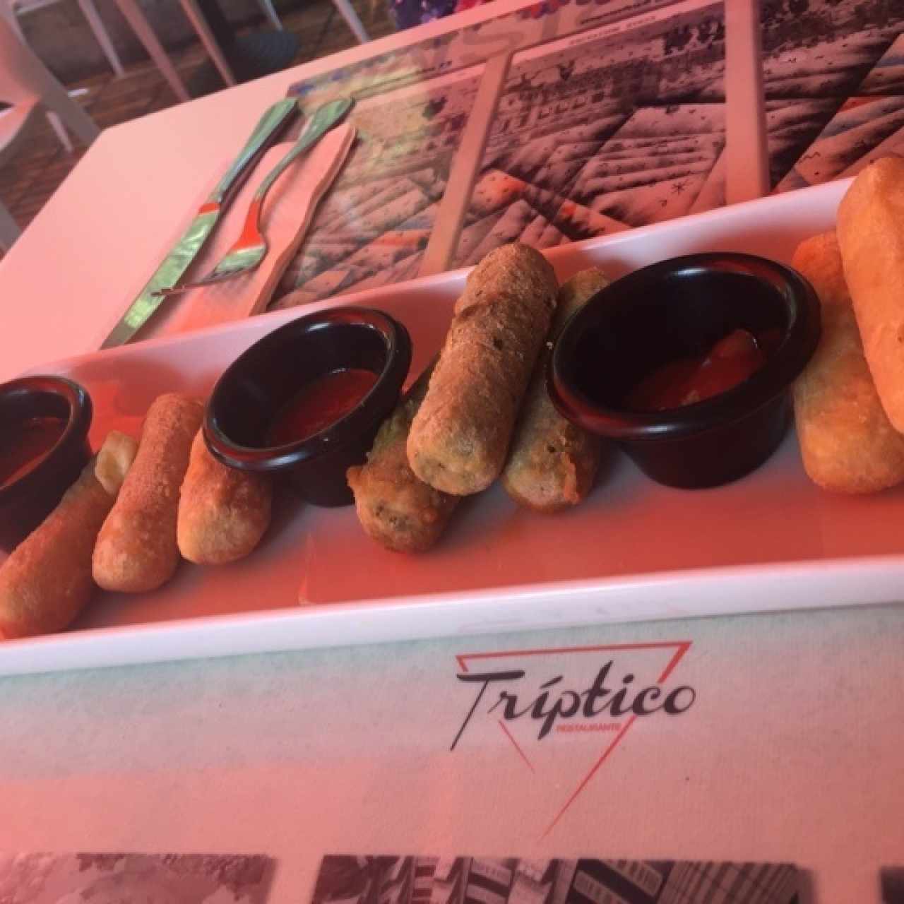 triptico de tequeños