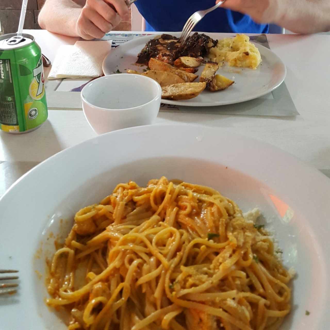Pasta en salsa de pimientos y pollo con champiñones