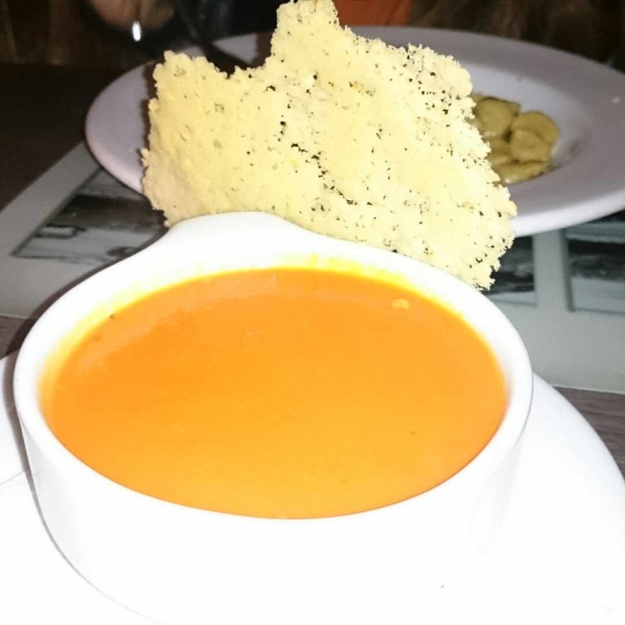 Crema de tomates con casabe de queso (espectacular)