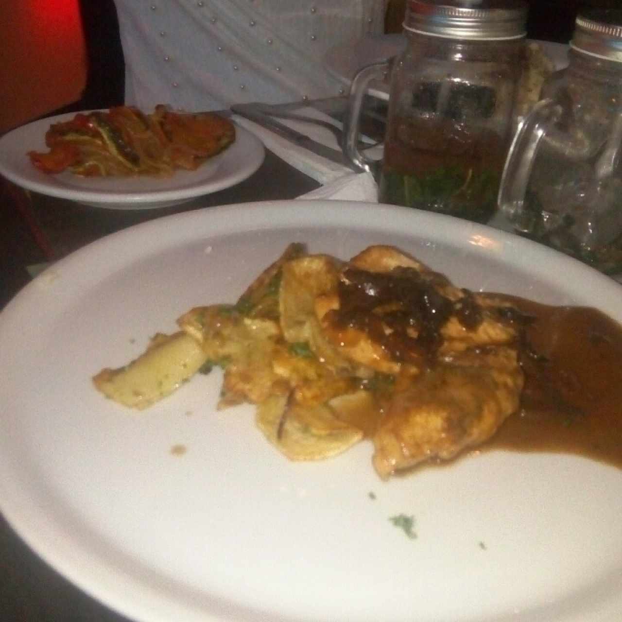 pollo con hongos, ratatoille y papas salteadas
