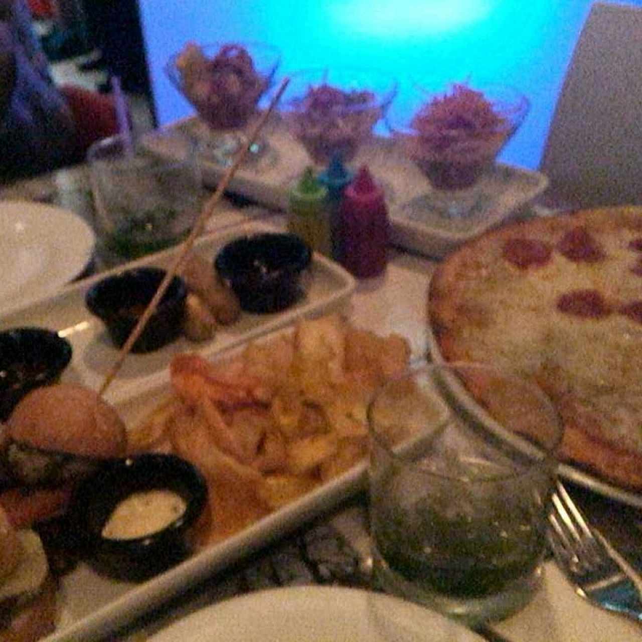 Triptico de pizza, de ceviche, de hamburguesas y tequeños. 