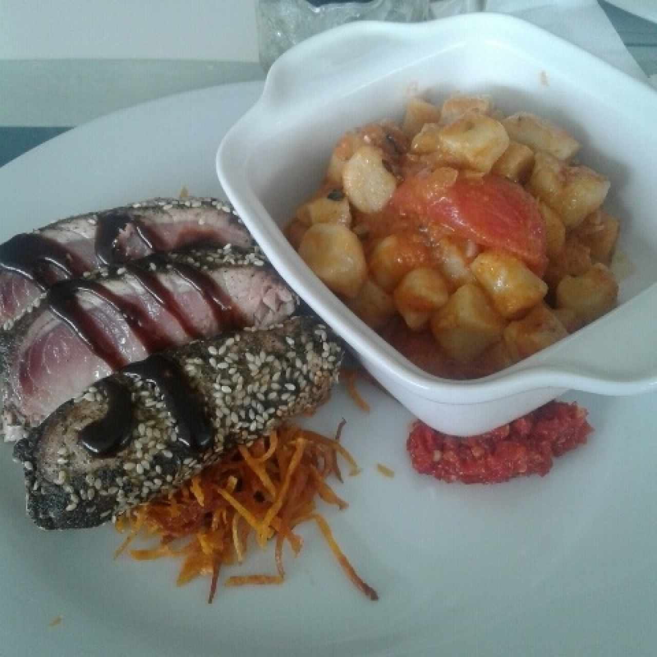 atún abrasado con ñoquis parmesano