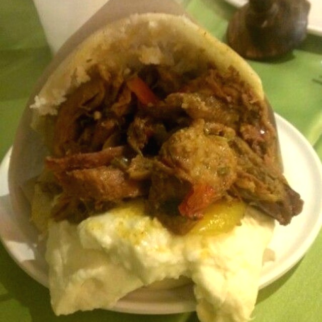 Arepa Guáyanes con Mechada. 
